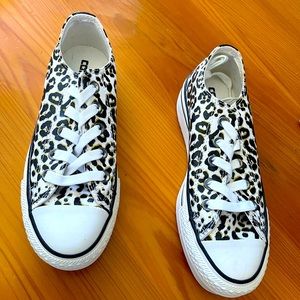 Converse platform tennis shoes new with box. Just in time for summer!